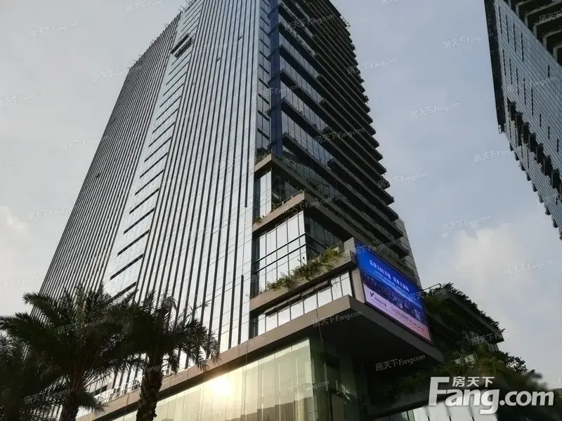 西乡阳基九方广场(特价160万新房)精装修,带阳台,不