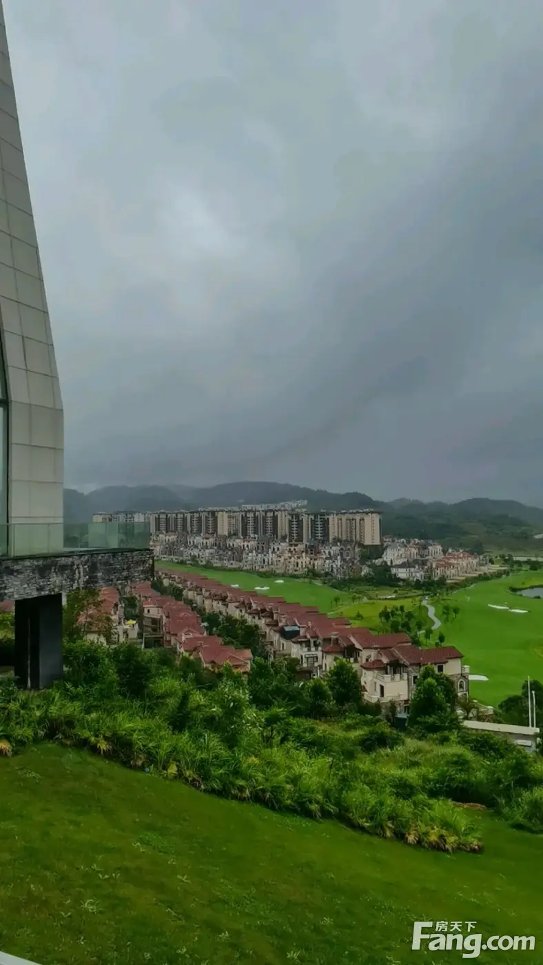 117平户型工地实拍乐湾国际1600亩高尔夫球场下雨天的乐湾貌似更美哦
