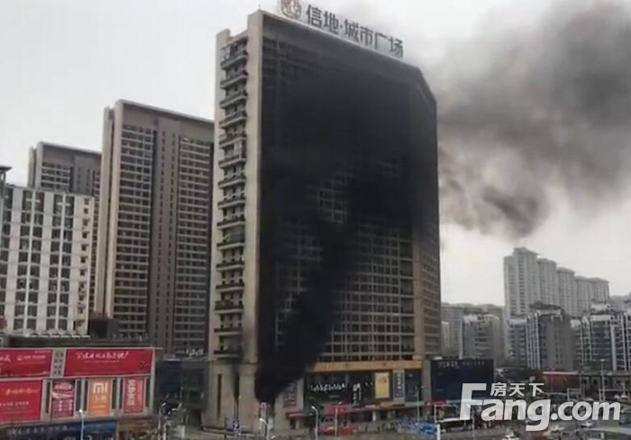 突发！信地城市广场发生火灾 现场浓烟滚滚