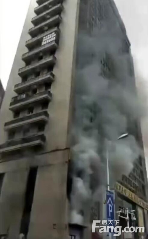 突发！信地城市广场发生火灾 现场浓烟滚滚