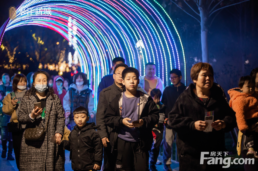 “永洋新城”灯光艺术节盛大启幕，现场人山人海，带你领略顶流人居魅力！