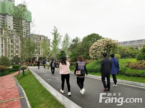 人山人海 热火朝天 罗山看房团来琨御府看房啦