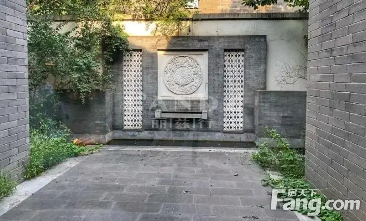 刚刚做完装修升级 二期高墙大院 400平花园 60平露台