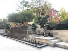 该房子有前后花园 饭后生活空间大 联排小别墅 满两年