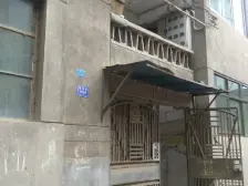 黄河北一室的现房,业主着急出售,院子大可停车。