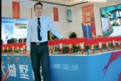中电春海湖客户经理杨广耀讲解项目配套