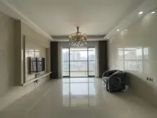 地 王广场126平精装朝南3房,有小区花园,红本在手,诚售