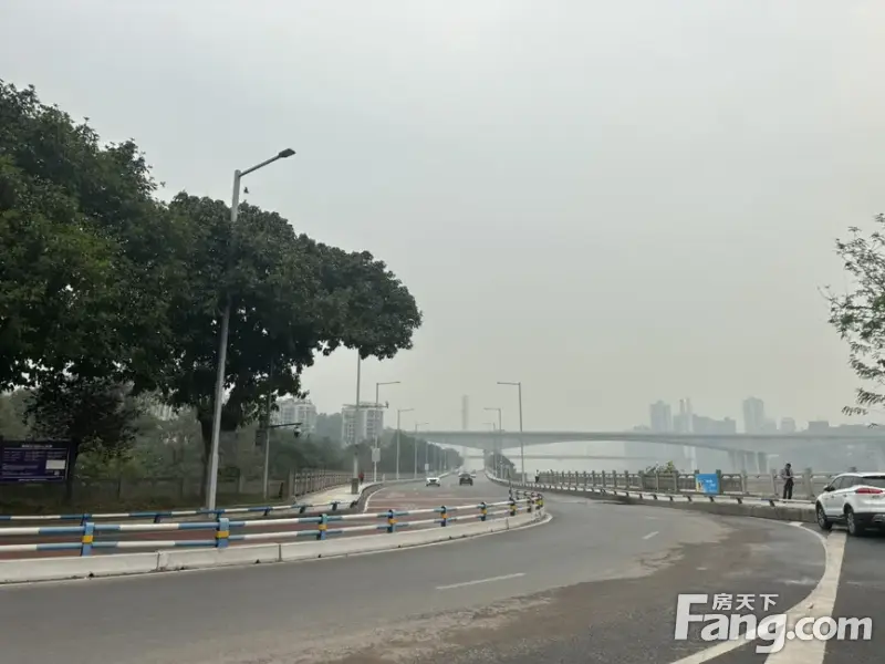 立体交通，咫尺接驳湾区生活，坐拥内环快速路、双碑嘉陵江大桥、高家花园大桥、石门大桥、黄山大道、松石大道、江安路-武江西路-龙山路、北滨路、宏帆路、盘溪路、余松路、红锦大道等交通路线，另有轻轨4号线延长线以及轨道环线，二期距离盘桂路站直线距离约500米，迅达全城