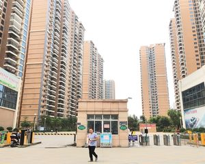 万达商圈 精装修 三房两厅 51万