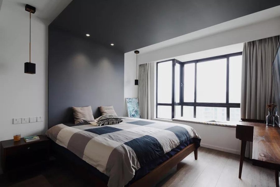 深灰的床头背景墙,搭配格子布艺床褥,有效提高睡眠质量