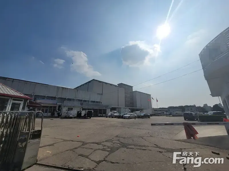 天津市南开区五金城旁，140亩土地及4万平地上建筑物，整体出售3点6亿，诚意可面聊