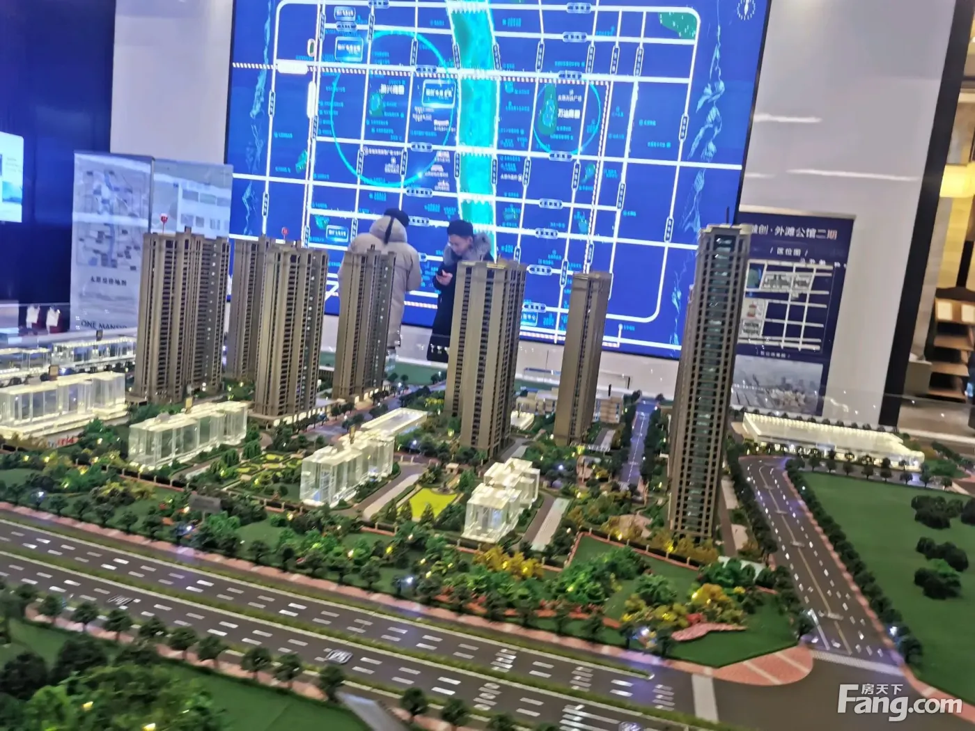 融创·外滩公馆新拍现场谍照,实时了解楼盘新动态!