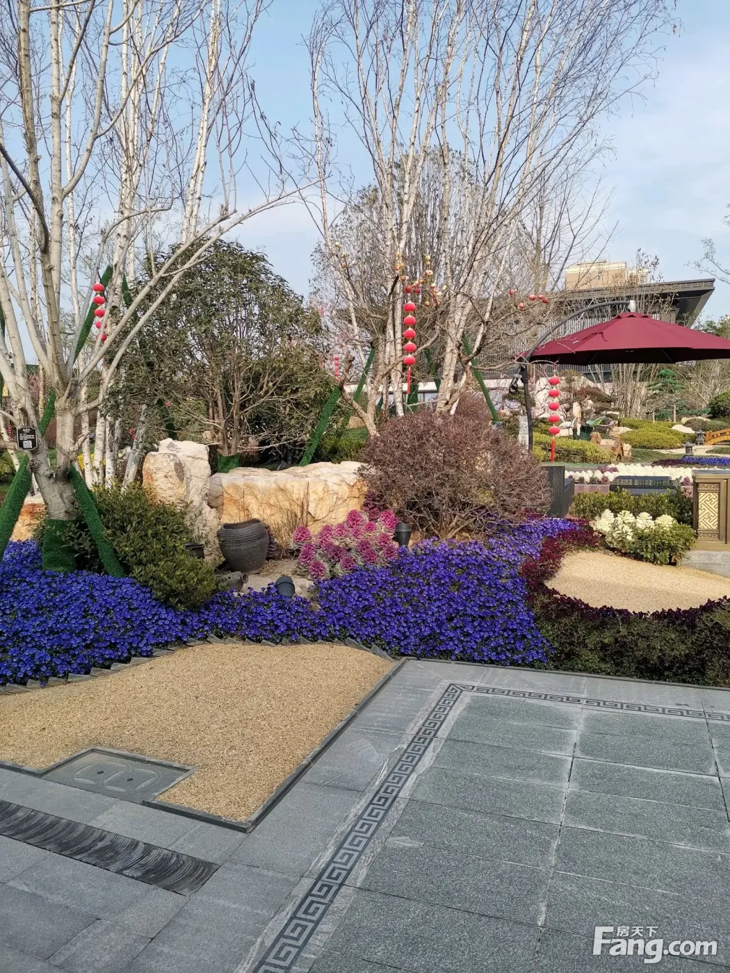 天润府售楼部大门口水系景观. 天润府旁边学校已交房