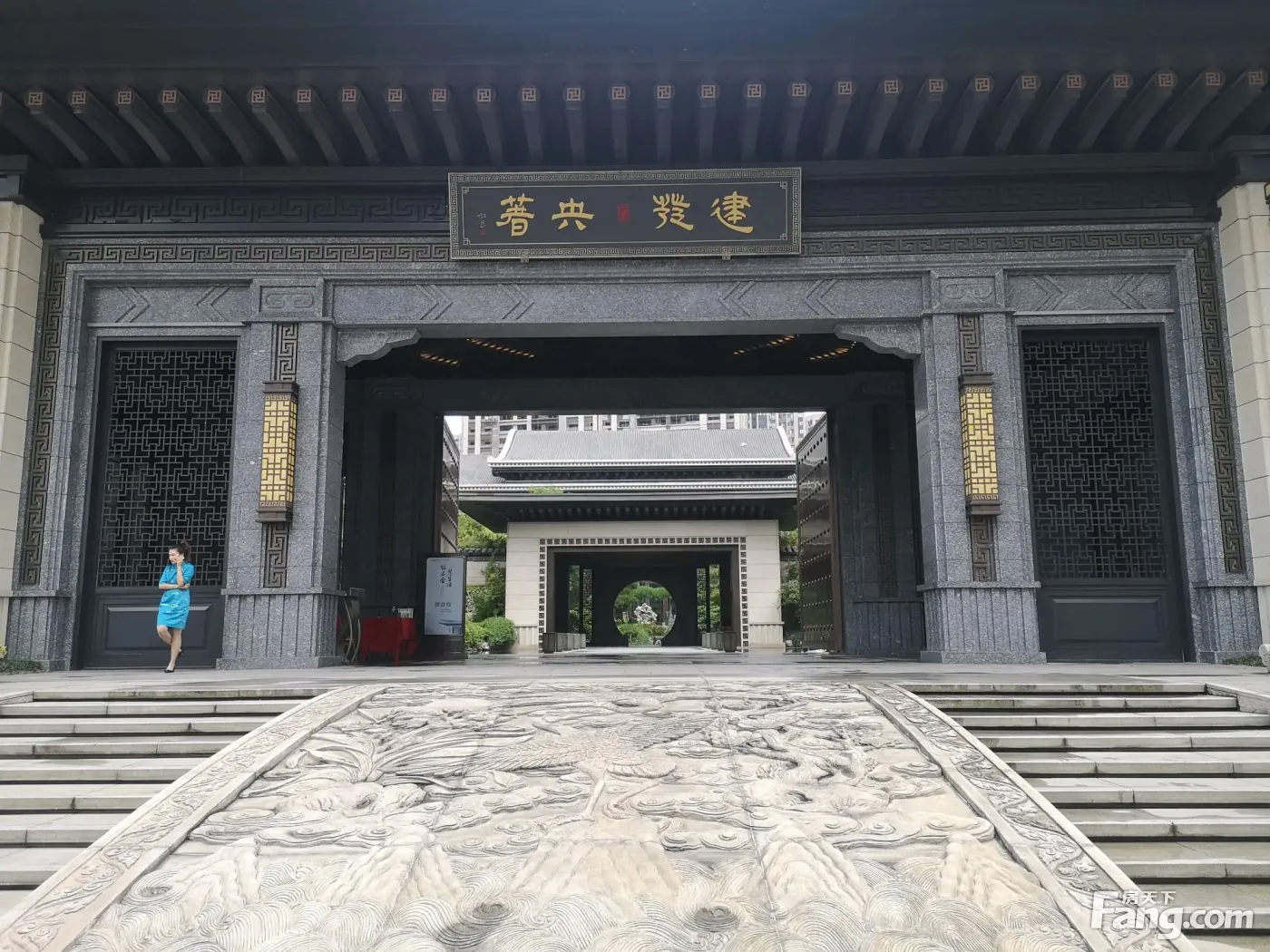 建发央著新拍现场谍照实时了解楼盘新动态