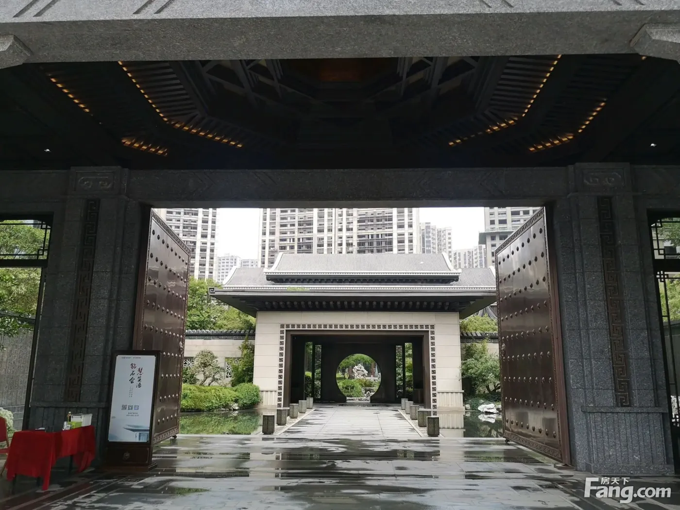 建发央著新拍现场谍照实时了解楼盘新动态