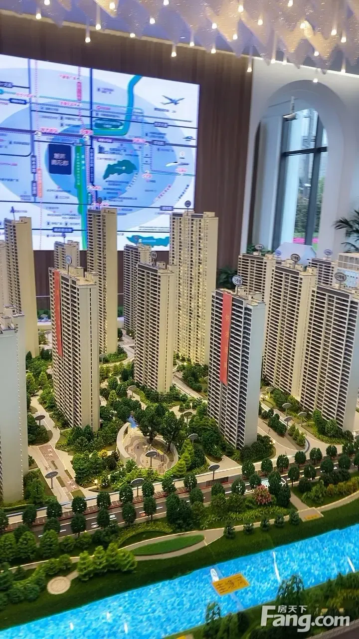 旭辉v5顾问为您实拍沙盘: 占地183亩,建面60万方,含23栋住宅.