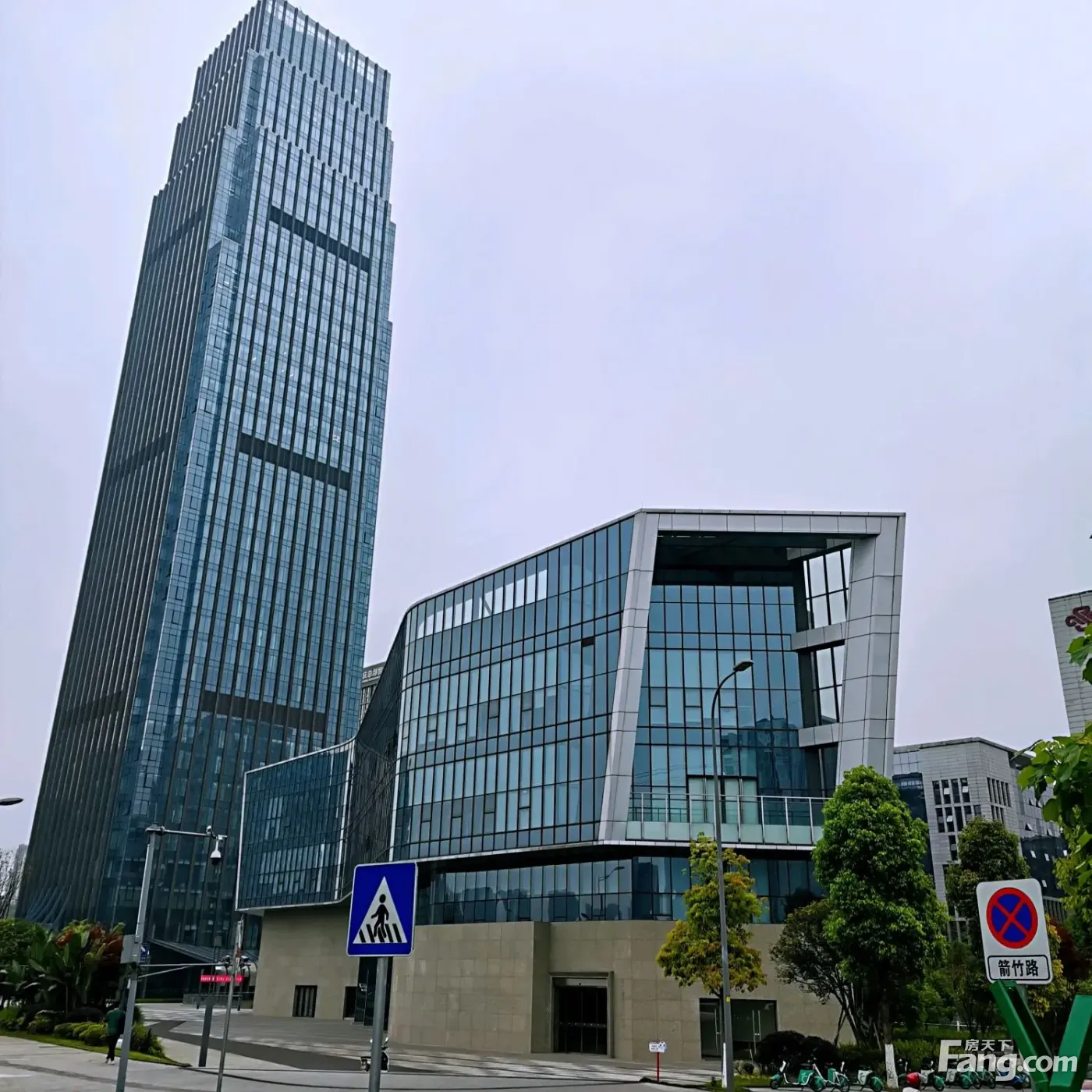 重庆融创壹号院好不好置业顾问从项目现场发回新鲜组图