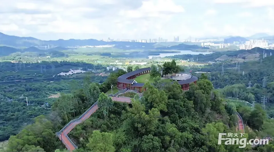 项目附近的尖岗山公园,非常适合爬山想买新房,平时上班没时间去看房