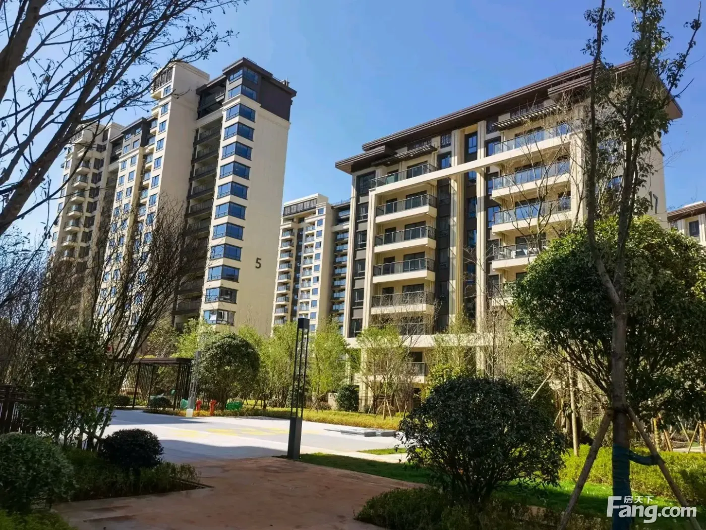 新房>楼盘资讯>正文>七彩云南右滇名城即将交房的林云里小区想买新房