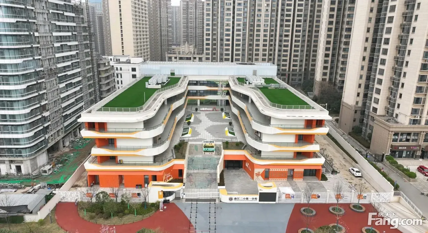 区域发展前景不错,南侧就是曲江文化科教园海伦国际位于二环芯,区域