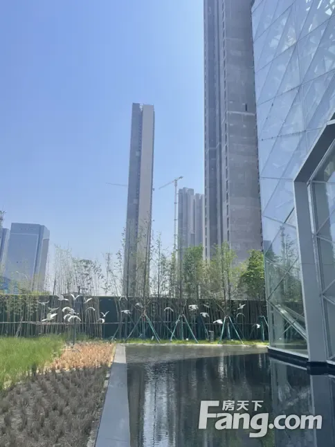 小编今天给您分享一条纯干货,置业顾问从华侨城·欢乐天际售楼处现场
