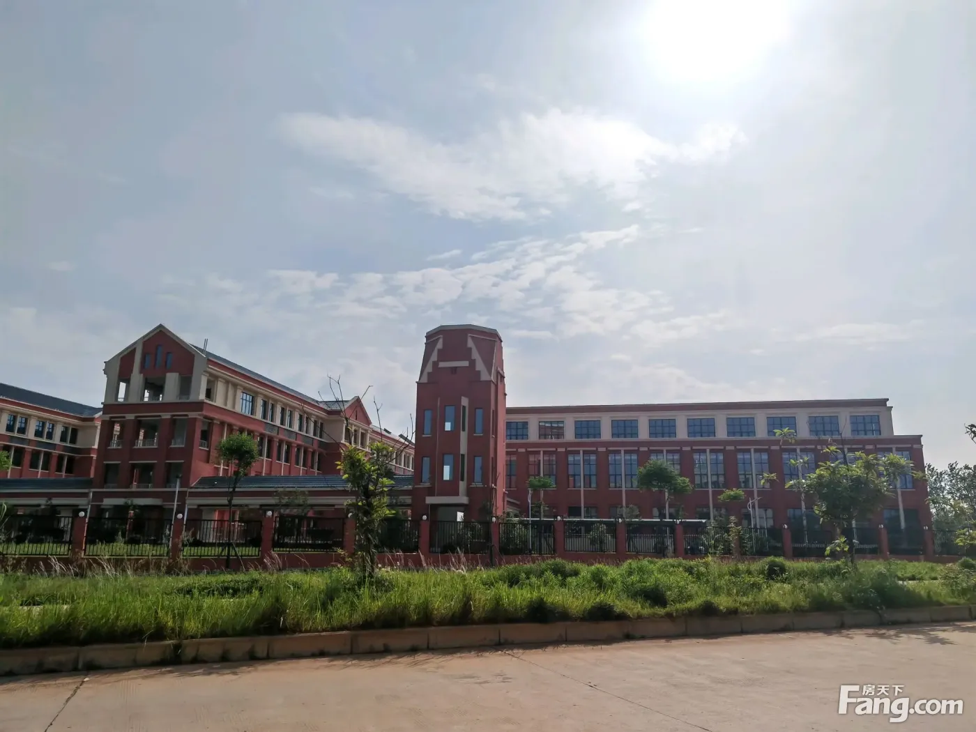 五里界中学实拍,距离项目一街之隔想买新房,平时上班没时间去看房,不