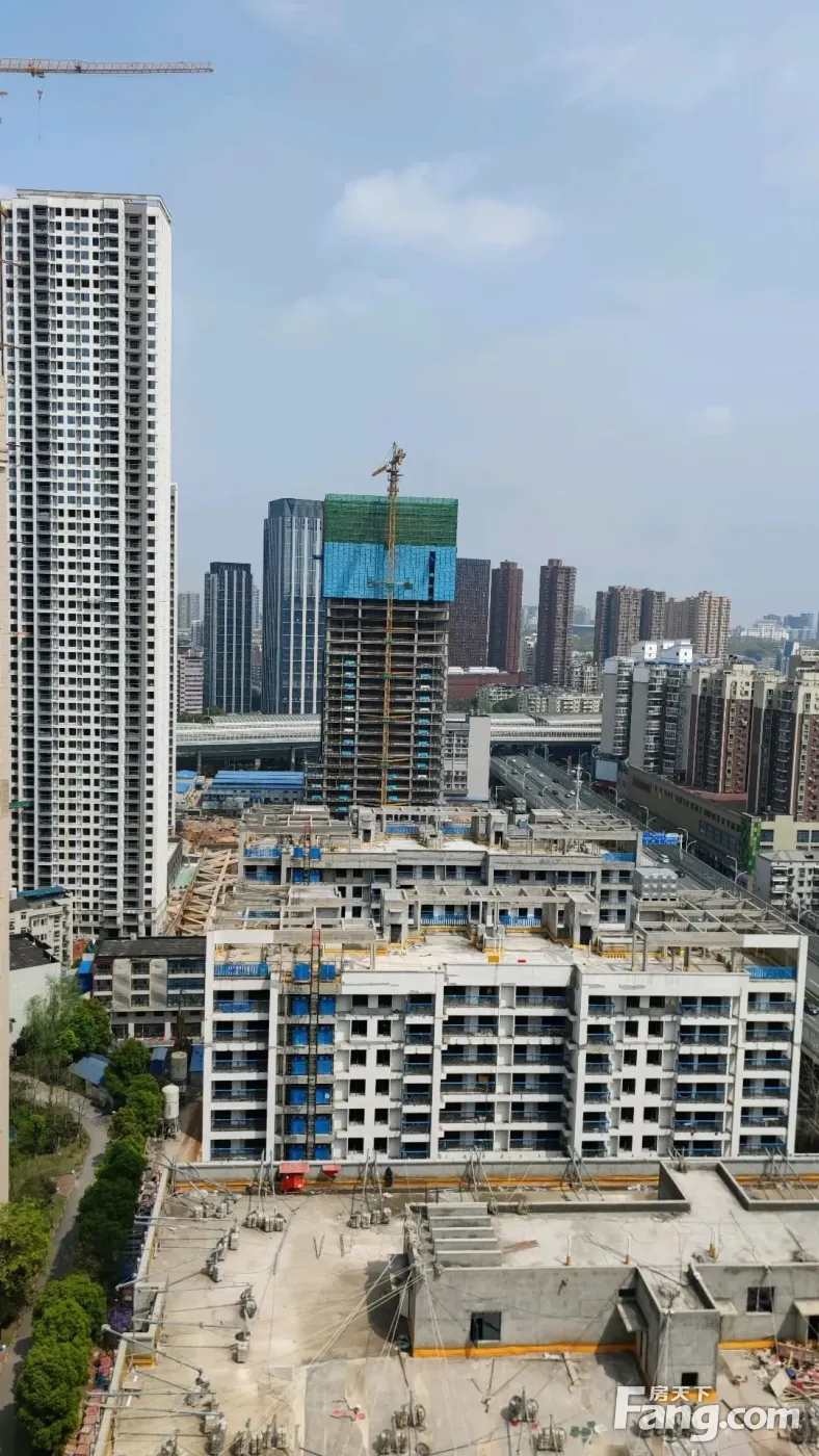 房天下>武汉新房>楼盘资讯>正文>中建福地星城已经封顶呢!