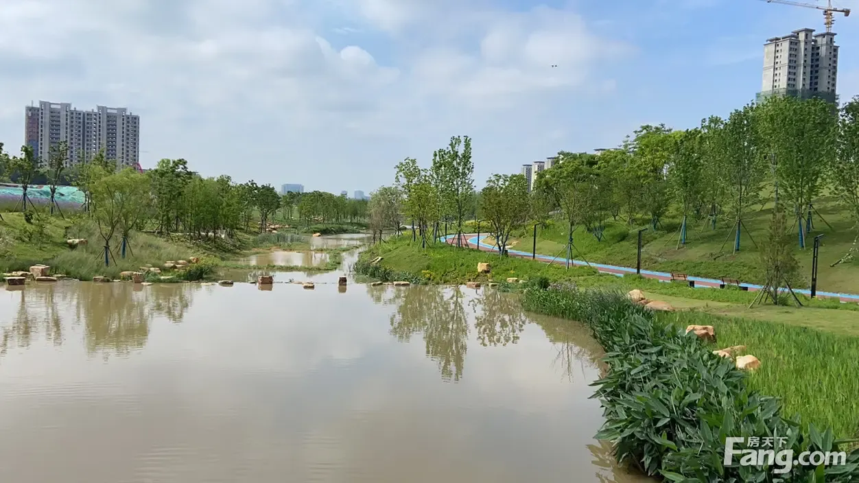 附近几百米的距离就有奥体公园,新月溪公园,云栖公园和豹子溪景观长廊