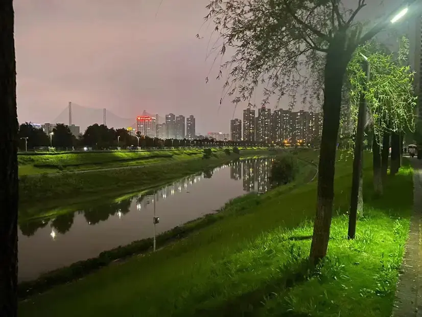 房天下>长沙新房>楼盘资讯>正文>圭塘河夜景,茶余饭后散步休闲,不要太