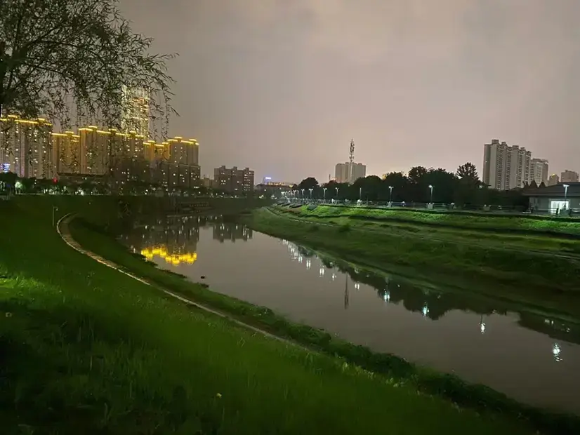 房天下>长沙新房>楼盘资讯>正文>圭塘河夜景,茶余饭后散步休闲,不要太