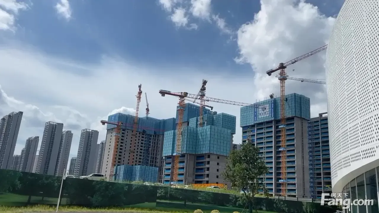 麓谷山湖郡好不好置业顾问从项目现场发回新鲜组图