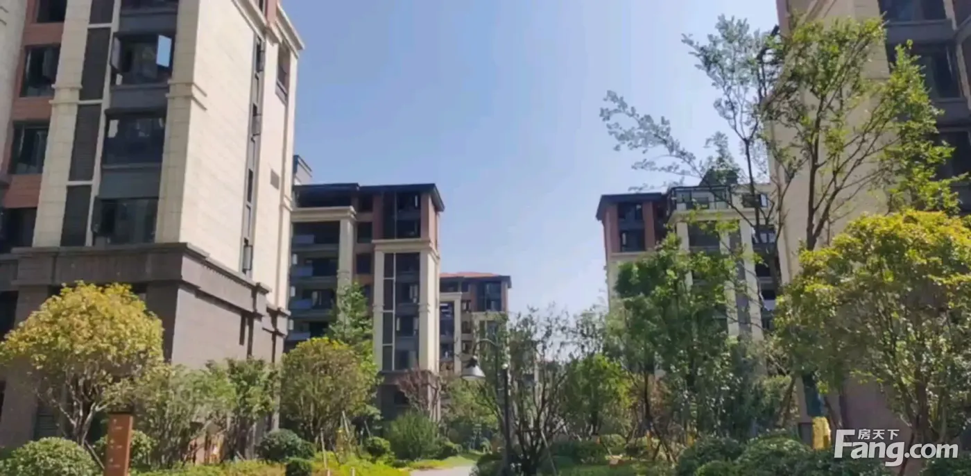 入住在广晟江山帝景普罗旺斯,建面约153-313㎡都市洋房叠墅,敬待珍藏!