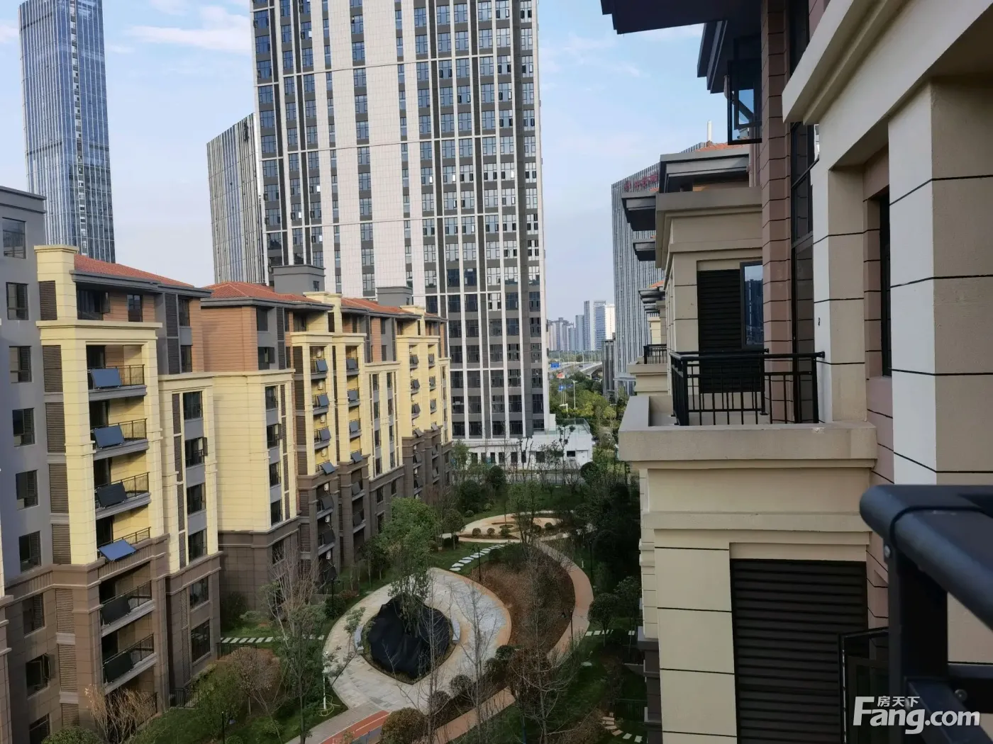 江山帝景普罗旺斯洋房配套入读师大附中,下楼即可到学校依山