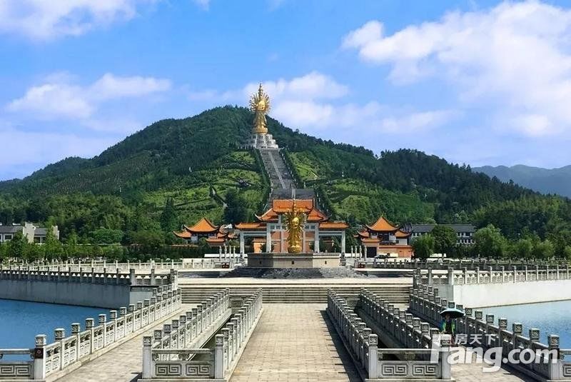 万佛殿内共12988尊贴金佛像,镶嵌于四