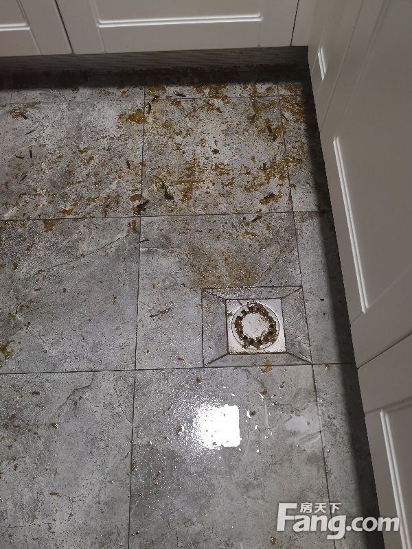 重庆首地江山赋厕所粪便倒灌,物业推卸责任!