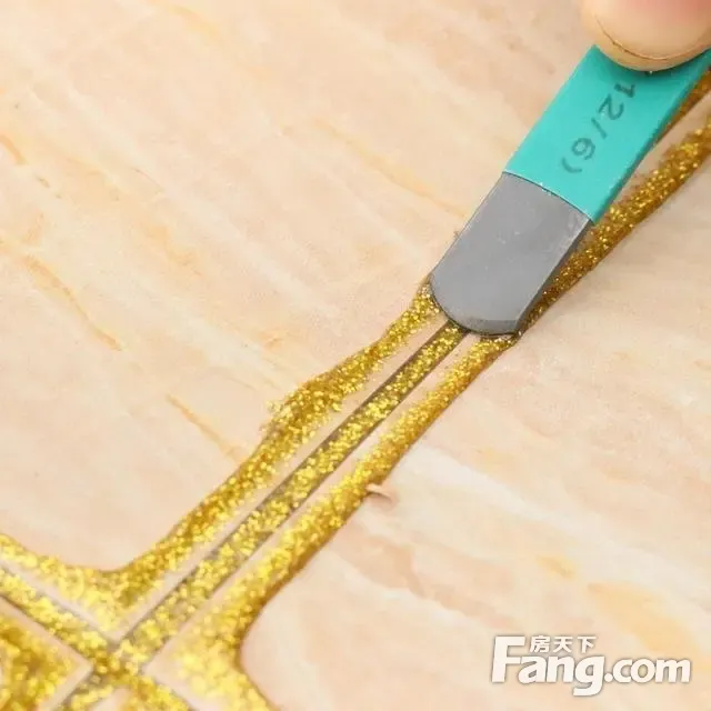 其次美缝时,贴上美纹纸,尤其是对于新手来说.