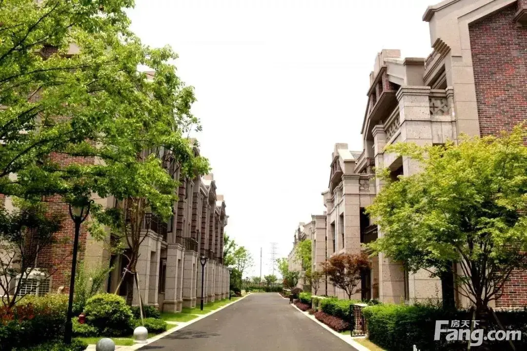 亚厦·江与城艺墅已进入准现房阶段,建筑品质和绿化景观,户型设计等已
