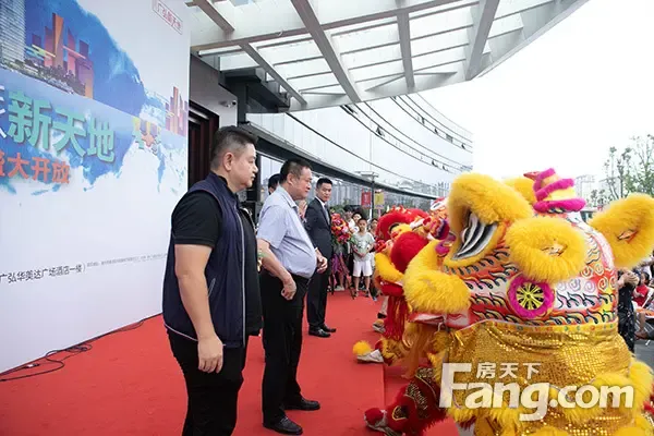 领导嘉宾纷纷落座,在主持人的隆重介绍后,湖州广弘集团总经理翁立明
