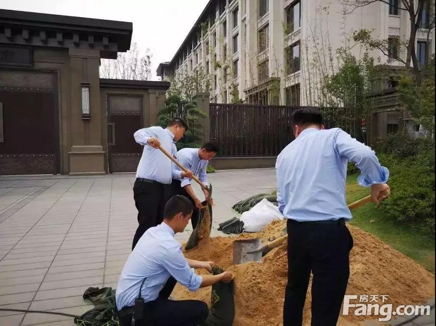 暴雨袭郑，建业物业人彻夜防汛抢险！