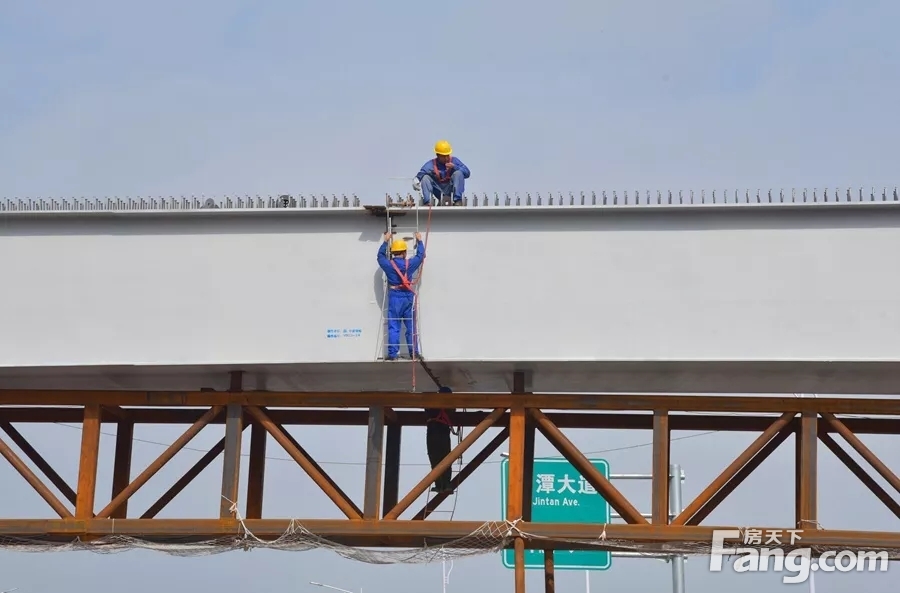 东江源大道快速路上跨迎宾高架滑移施工预计8月底完成