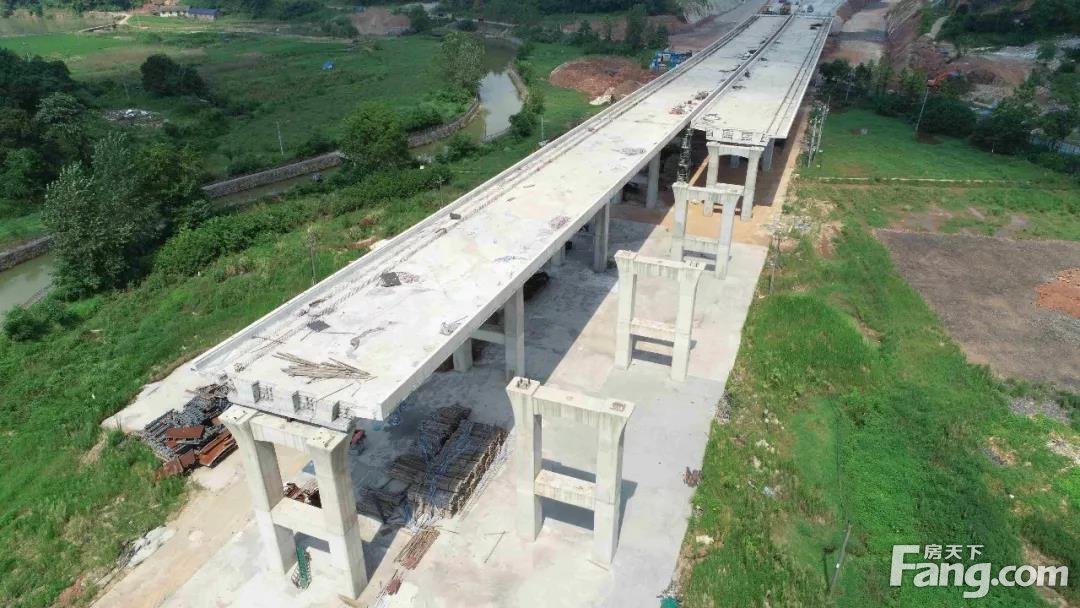 中环北路建设加速推进，目前路基土方作业已完成99%