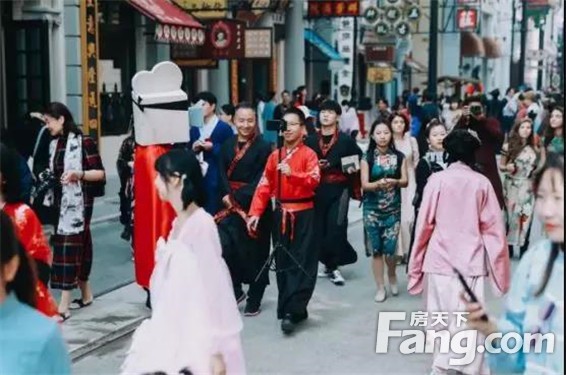 探秘电影小镇|太极片场、老郑州印象……天筑的业主们在郑州惊奇“穿越”！