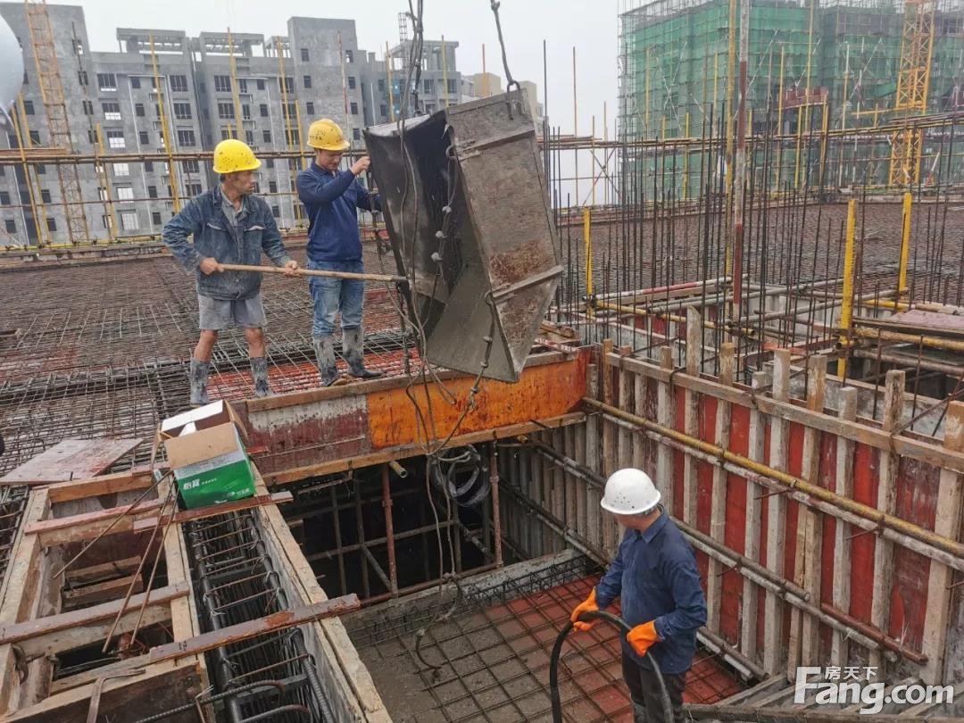 天虹广场十月工程进度：综合楼封顶！