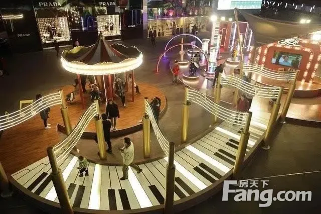 地板音符 用脚轻轻触碰琴键  音乐响起  一个个美妙的音符跳动而出