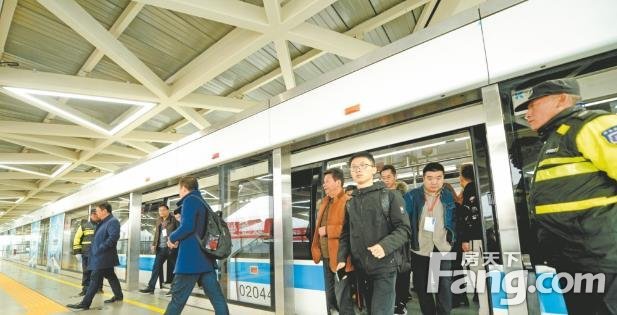 各地300多位“乘客”试乘芜湖轻轨2号线