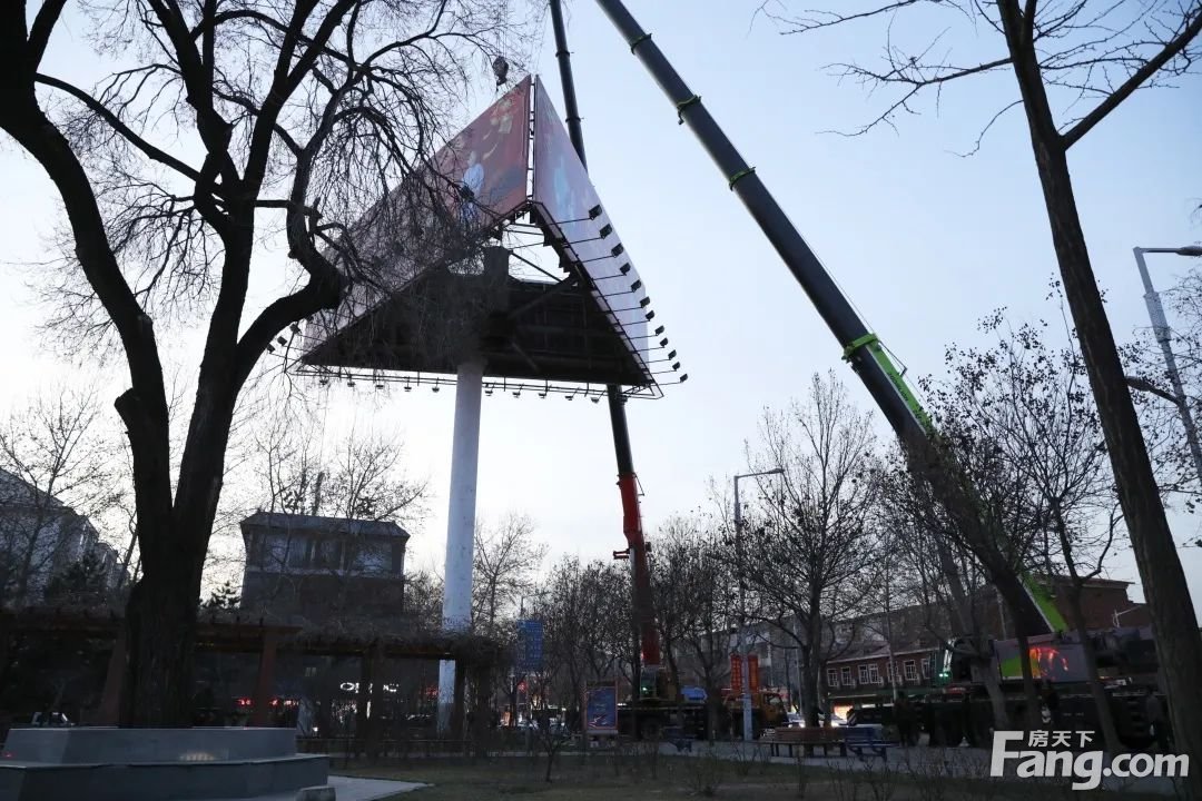 3月11日晚，八一广场已耸立20多年的擎天柱被彻底拔除！