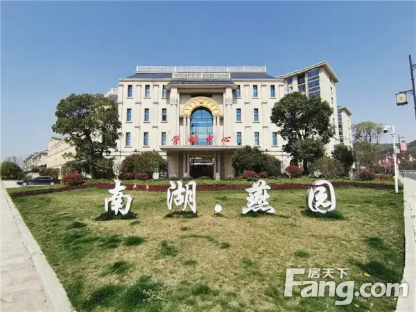 【<a class='lpMing'><a style='color:blue;' href='https://xinyang.newhouse.fang.com/loupan/2524121075.htm' target='_blank'>南湖燕园</a><span class='lpInforBox'><span class='imgbox'><img src='//imgwcs2.soufunimg.com/house/2019_05/16/9e2b043b-5002-41e1-b7ad-060a0cf6d30d.jpg'></span><span class='txtbox'><b>南湖燕园</b><i class='infor'><span class='price'><i>6300元/平方米</i></span><span class='fshu'><i>3.97</i>分</span></i><i class='dzhi'>信阳市107国道与湖东大道交叉口向西1500米（燕尾岛方向）</i><i class='telnum'>400-890-0000 转 842676</i></span></span></a>】院墅生活当有别 | 名仕引以为傲的家与理想