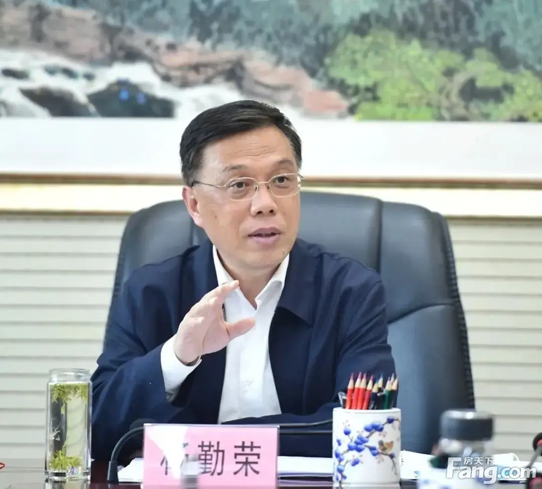 市政府秘书长桑利刚参加.