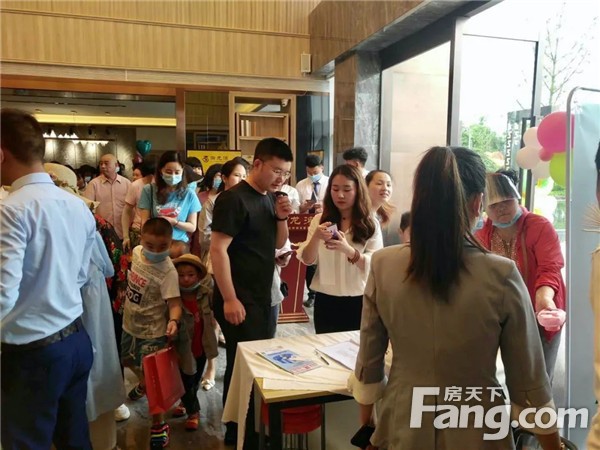 【信阳·御龙湾】六一欢乐颂，网红泡泡机大派送