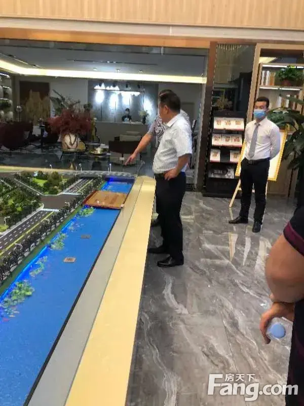信阳市邵春杰副市长一行莅临信阳·御龙湾视察指导工作